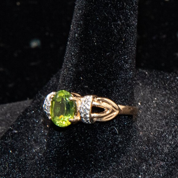 14K Solid Yellow Gold and 1 Carat Oval Peridot Ring Size 8 - Picture 4 of 4